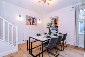 Stylish 2-Bed City-Centre Home in Chester by 53 Degrees Property - Ideal for Couples & Groups - Sleeps 6