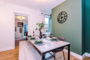 Stylish 2-Bed City-Centre Home in Chester by 53 Degrees Property - Ideal for Couples & Groups - Sleeps 6