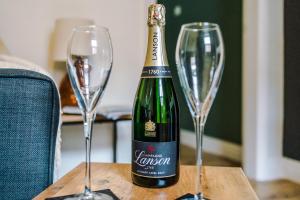 Stylish 2-Bed City-Centre Home in Chester by 53 Degrees Property - Ideal for Couples & Groups - Sleeps 6