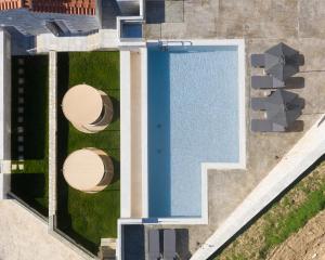 ViveVerde Villa, featuring 3 Pools - Walking distance to Beach & Shops, By ThinkVilla