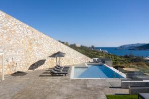 ViveVerde Villa, featuring 3 Pools - Walking distance to Beach & Shops, By ThinkVilla
