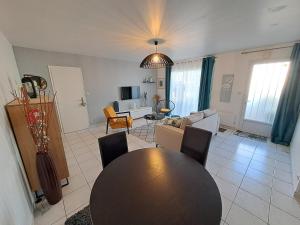 Villas - Maison Capucine- Proche centre d'affaire Chauray, Jardin, parking, WIFI et Netflix, ideal voyage d'affaire, familles, ou simple escapade : photos des chambres