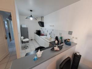 Villas - Maison Capucine- Proche centre d'affaire Chauray, Jardin, parking, WIFI et Netflix, ideal voyage d'affaire, familles, ou simple escapade : photos des chambres