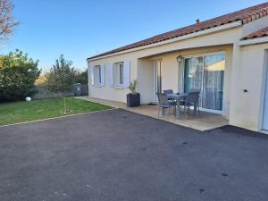 Villas - Maison Capucine- Proche centre d'affaire Chauray, Jardin, parking, WIFI et Netflix, ideal voyage d'affaire, familles, ou simple escapade : photos des chambres