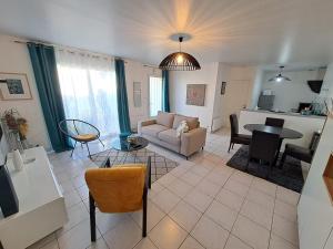 Villas - Maison Capucine- Proche centre d'affaire Chauray, Jardin, parking, WIFI et Netflix, ideal voyage d'affaire, familles, ou simple escapade : photos des chambres