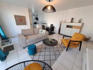 Villas - Maison Capucine- Proche centre d'affaire Chauray, Jardin, parking, WIFI et Netflix, ideal voyage d'affaire, familles, ou simple escapade : photos des chambres