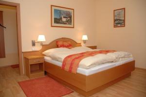 Triple Room with Bathroom room in Kirchenwirt in Maria Schutz