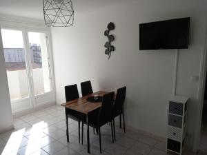 Appart 24 pers proche centre avec Balcon, Parking