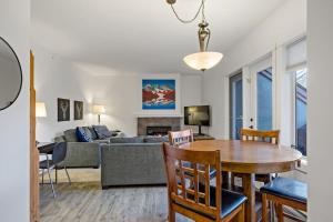 Mountain Retreat - Modern and Bright with Panorama Views 2 bedrooms, 4 beds, heated all-year outdoor pool, hottub, balcony, Banff Park Pass