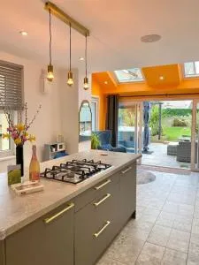 Tranquil Victorian Villa with Hot Tub & Sauna - 老科尔温