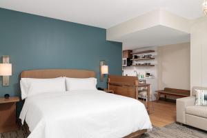 King Studio with Sofa Bed and City View room in Element Nashville Vanderbilt West End