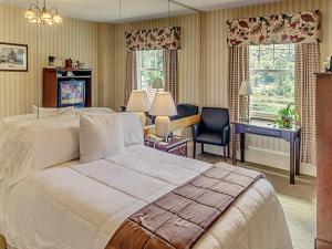 King Room room in Shawnee Inn and Golf Resort