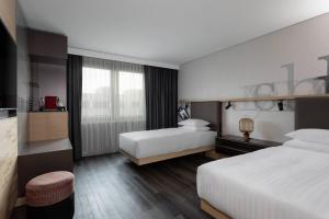 Deluxe Guest room, 2 Twin room in Frankfurt Airport Marriott