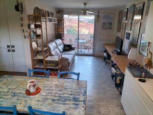 Appartements Proche Gare Centre et Plages- Calme - petit dejeuner au soleil -Wifi FIBRE-Vue Degagee- Ideal Place near beach , station and centre with beautiful view : photos des chambres