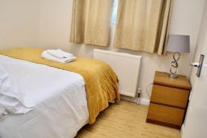 Contractors Haven- 4-Bedroom House with Free Parking, Super Fast WiFi, Fran Properties in Aylesbury, Pets are Welcome!