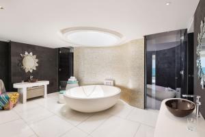 EWOW Panoramic Ocean View, 2 Bedroom Bi-level Suite, Bedroom 1: King, Bedroom 2: King, Top floor