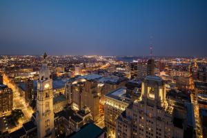 Cool Corner, Guest room, 1 King, City view, Corner room room in W Philadelphia