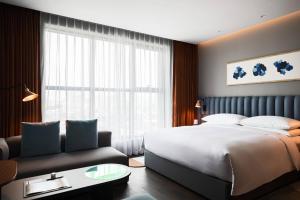 [BUFFET AND BED] Editor King with Dinner Buffet for 2 persons, Free cocktail for 2 persons ([BUFFET AND BED] Editor King with Dinner Buffet for 2 people, Free cocktail for 2 people)