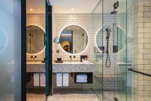 Editor Room, Guest room, 1 King, City view, High floor