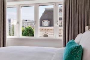 Park Suite, M Club lounge access, 1 Bedroom Suite, 1 King room in Vienna Marriott Hotel