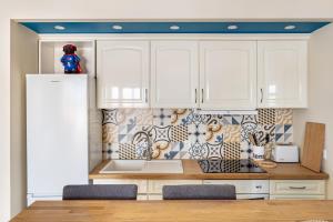 Stylish flat with balcony overlooking the sea