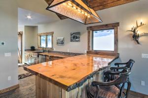Bozeman Cabin Deck with Jacuzzi and Gas Grill!