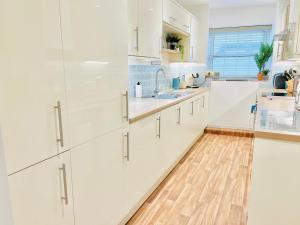 Lundy Lookout 5 minutes drive to beach Hot tub