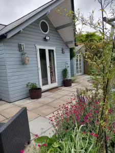 Private Garden Lodge in Christchurch, Dorset for 4 - dogs welcome! - Holdenhurst
