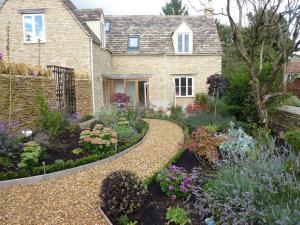 Little Maunditts Cottage - quiet location in charming Cotswold village