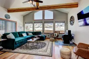 Twin Pines Cabin in Wilderness Ranch on Hwy 21, AMAZING Views, 20 ft ceilings, fully fenced yard, pet friendly, , Go paddle boarding at Lucky Peak, or snowshoeing in Idaho City and take in the hot springs, sleeps 10! - Bogus Basin