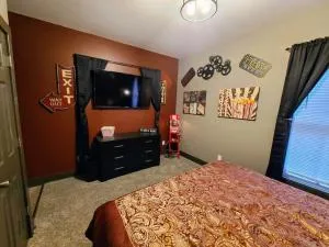 King Bed In Main Floor - Downtown Vacation Rental - Oshtemo