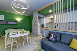 Green family Apartment with private box parking DesenzanoLoft Official Partner Homes & Villas by Marriott Bonvoy