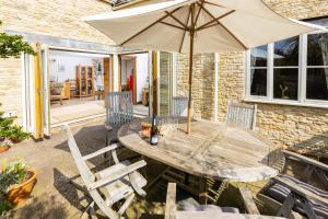 Little Maunditts Cottage - quiet location in charming Cotswold village