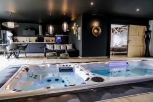 Au domaine des anges Gites avec Jacuzzi privatif dans la chambre