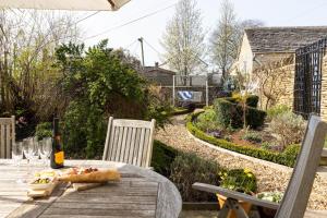 Little Maunditts Cottage - quiet location in charming Cotswold village