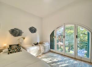 CasaViva-Stylish Trilo with AC-shared pool-parking