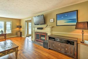 Walk to Beach: Maine Home w Hot Tub & Deck!