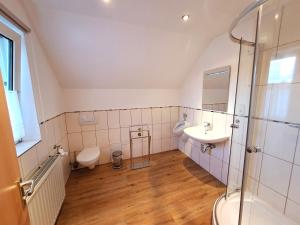 Komfortable 90 qm Ferienwohnung Berta mit 3 Schlafzimmern Küche Balkon Wohnzimmer mit großem LED TV InternetWiFi Flatrate und kostenlosen Parkplatz inklusive in Brilon Madfeld mit Rechnung