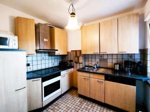 Komfortable 90 qm Ferienwohnung Berta mit 3 Schlafzimmern Küche Balkon Wohnzimmer mit großem LED TV InternetWiFi Flatrate und kostenlosen Parkplatz inklusive in Brilon Madfeld mit Rechnung