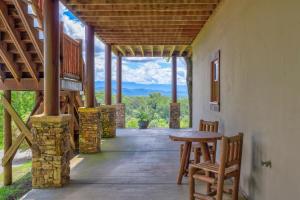 Paradise Glenn, Huge Cabin, Hot Tub, Game Room, 560 FREE tickets each paid day!