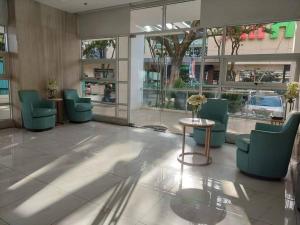 CityView Condo with balcony-12