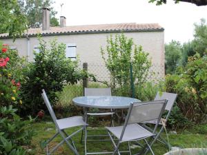 Maisons de vacances Maison de vacances plage et foret a Saint-Georges-d'Oleron – 6 couchages, jardin, terrasse, WIFI - FR-1-246A-80 : photos des chambres