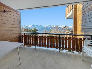 Les Mayens de lOurs - At the foot of Piste de lOurs slope!