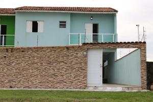 Casa com piscina à beira-mar