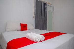 RedDoorz near De La Salle Manado