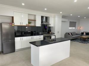 Lux Modern 4 Bedroom House Central CBD