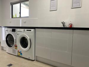 Lux Modern 4 Bedroom House Central CBD