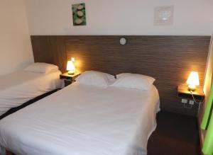Hotels Hotel Le Cosy Blois Villebarou : Chambre Triple Standard Sans Ascenseur - 1er Étage - 17 m2
