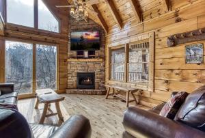 The Wildlife Lodge - GREAT LOCATION! CLOSE TO TANGER OUTLETS! cabin
