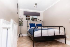 The Grove, 4BR sleeps 7, central, Parking & Wi-Fi